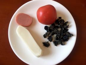 将年糕，西红柿，火腿，木耳准备好