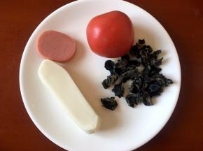 将年糕，西红柿，火腿，木耳准备好