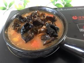 将木耳提前用温水泡发放入