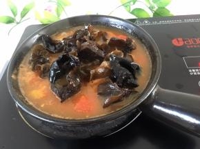 将木耳提前用温水泡发放入