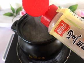 大火烧开，将牛肉放入，将大蒜切末放入，放适量黑胡椒粉