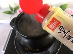 大火烧开，将牛肉放入，将大蒜切末放入，放适量黑胡椒粉