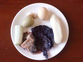 将牛肉，紫菜，大葱，年糕，鸡蛋，大蒜准备好