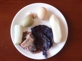 将牛肉，紫菜，大葱，年糕，鸡蛋，大蒜准备好