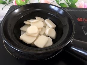 将年糕切片，泡会水准备一个煲