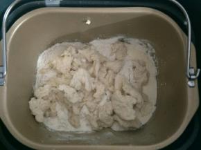 主面团材料除黄油外，全部放入面包机，把发酵好的中种面团撕成小块一起加入，启动和面程序揉成光滑的面团