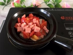 将西红柿洗净切块，将火腿切丁放煲中