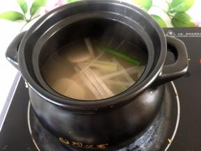 将大葱洗净切段，放入煲中