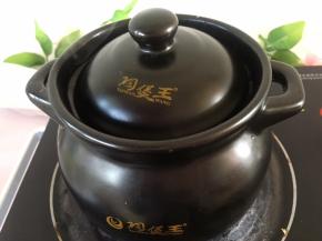 盖上盖子，中小火，煮至剩三分之二的水