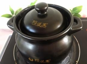 盖上盖子，中小火，煮至剩三分之二的水