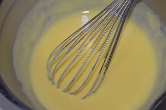 然后加入植物油搅拌混合。