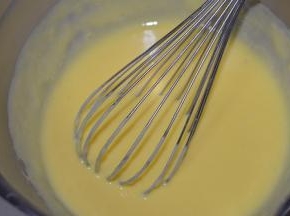 然后加入植物油搅拌混合。