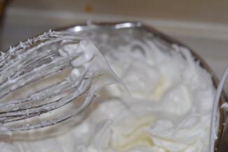 与此同时，风炉预热160度。然后开始打发蛋白，加入几滴柠檬汁在蛋白中，如果没有，可以加几滴白醋，糖分三次加入，打至干性发泡。