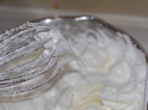 与此同时，风炉预热160度。然后开始打发蛋白，加入几滴柠檬汁在蛋白中，如果没有，可以加几滴白醋，糖分三次加入，打至干性发泡。