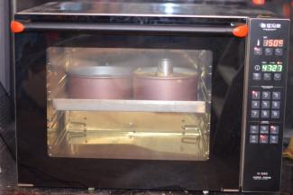 搅拌好的面糊倒入模具中，放入烤箱，150度，50分钟。出炉后用力震出大气泡，然后立马倒扣晾凉再脱模。