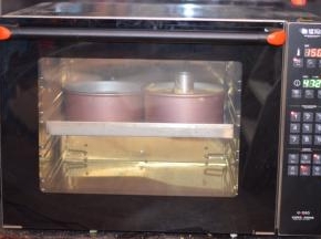 搅拌好的面糊倒入模具中，放入烤箱，150度，50分钟。出炉后用力震出大气泡，然后立马倒扣晾凉再脱模。