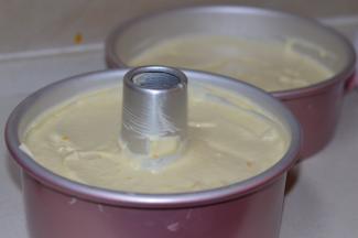 再将混合好的面糊倒入蛋白中，同样以切拌的方式搅拌均匀。