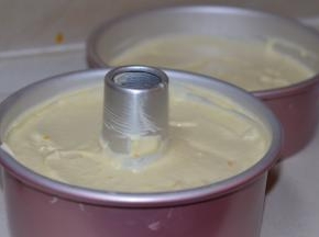 再将混合好的面糊倒入蛋白中，同样以切拌的方式搅拌均匀。