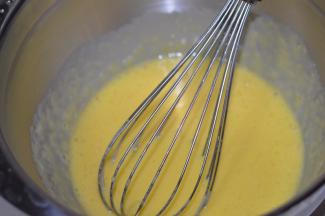 蛋清分离，蛋黄用打蛋器搅拌均匀后，再加入橙汁搅拌均匀。
