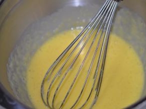 蛋清分离，蛋黄用打蛋器搅拌均匀后，再加入橙汁搅拌均匀。
