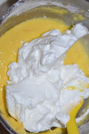 取三分之一蛋白与面糊用切拌的方式混合均匀。