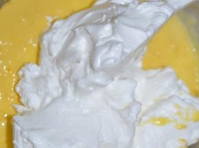 取三分之一蛋白与面糊用切拌的方式混合均匀。