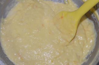 再筛入低粉，用刮刀拌匀备用。
