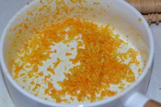 用细盐搓洗橙子表皮，擦干水分后，取橙皮屑半个，要黄色的皮就可以了，不要白色的部分，会苦，然后可以用一点点砂糖腌制一下。