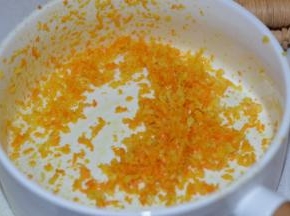 用细盐搓洗橙子表皮，擦干水分后，取橙皮屑半个，要黄色的皮就可以了，不要白色的部分，会苦，然后可以用一点点砂糖腌制一下。