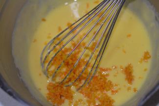 再倒入橙皮屑，搅拌混合均匀。