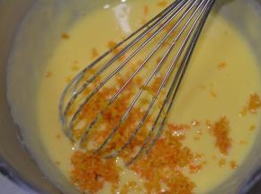 再倒入橙皮屑，搅拌混合均匀。