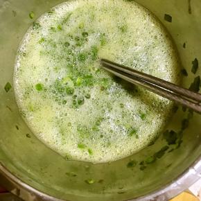 加入适量水搅拌均匀