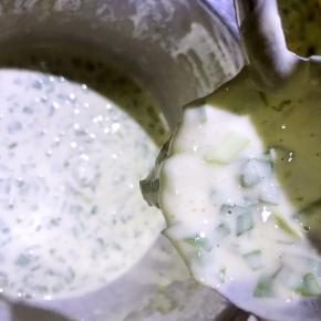 再加入面粉，拌匀，大概是粘稠但是可以自由低落的状态