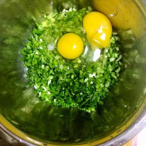 切成小碎段，加入两个鸡蛋，一点盐，一点十三香