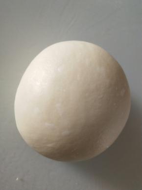 所有材料，黄油除外一块混合揉到扩展状态加入黄油，揉至完全，能拉出薄膜即可