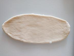 取一个面团擀开成牛舌状