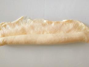 从侧边卷起并稍微搓长