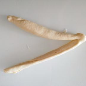 从中间切开，注意一端不要切断