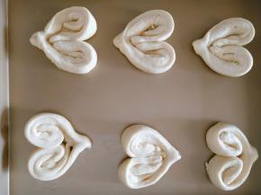 全部做完，烤箱放热水，放至烤箱发酵至两倍大