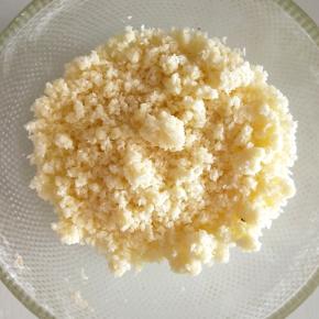 10克黄油软化，加10克糖，20克椰蓉搅拌均匀备用