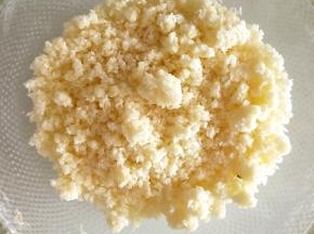 10克黄油软化，加10克糖，20克椰蓉搅拌均匀备用