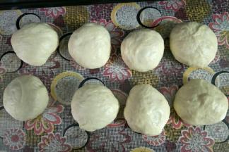 取出面团排气，均分成八份滚圆松弛15分钟