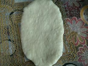 取一个面团擀成长舌状