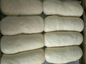 发酵两倍大后，薄薄的刷一层蛋液