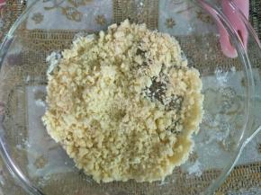 酥粒做法:黄油切小块，有点软的时候加入白糖、低粉用手搓成颗粒状，用不完可以放冰箱冷冻保存