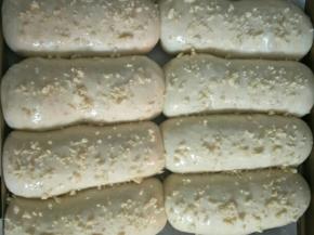 表面撒上适量酥粒，烤箱提前预热5分钟，放入烤箱180度烤28分钟