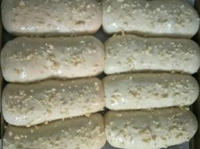 表面撒上适量酥粒，烤箱提前预热5分钟，放入烤箱180度烤28分钟