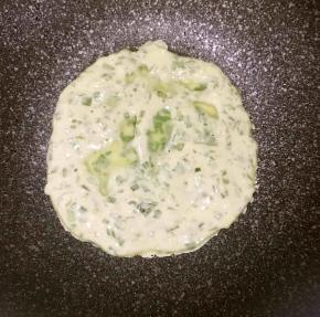 锅微热，将面糊用勺子取适量放入锅中，并用勺子底摊匀