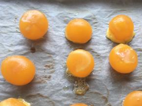 将咸蛋黄入烤箱170度烤6分钟