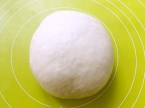 揉至面团光滑即可，盖保鲜膜一旁松弛，烤箱预热170度